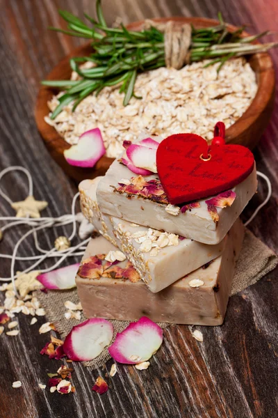 Oatmeal soap with roses — Stock Photo, Image