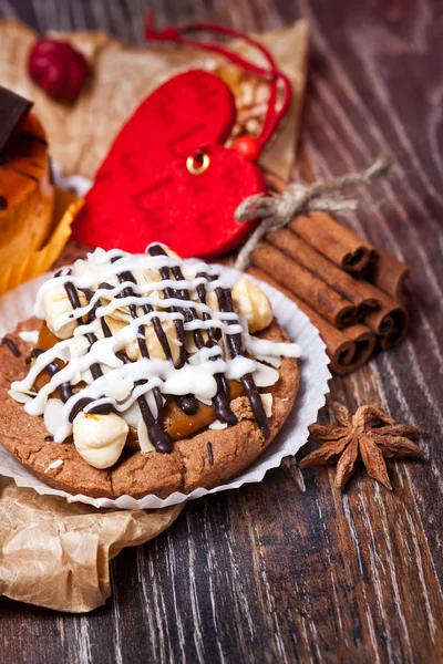 Кавові тістечка з шоколадом, спеціями та насінням кави, крупним планом — стокове фото