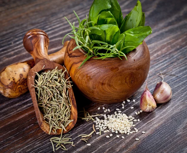 Macro composition of Italian cooking ingredients, garlic, rosema — Stockfoto