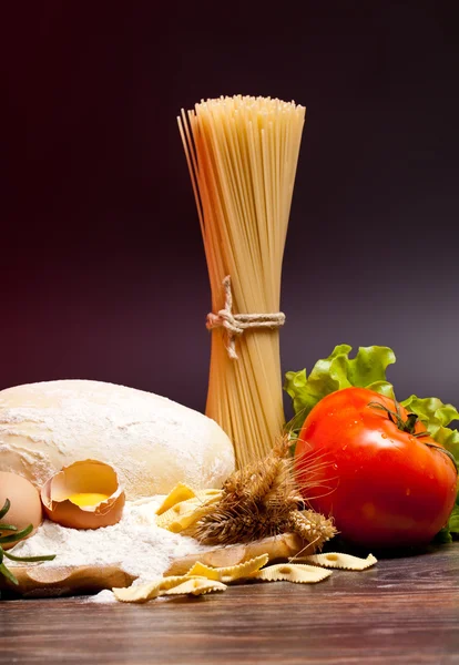 Ingredients for homemade pasta on wooden table on brown backgrou — Stock Photo, Image