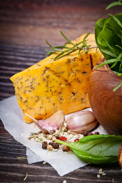Macro composition of Italian cooking ingredients, garlic, rosema — Stock Photo, Image