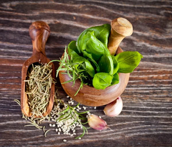 Macro composition of Italian cooking ingredients, garlic, rosema — Stock Photo, Image