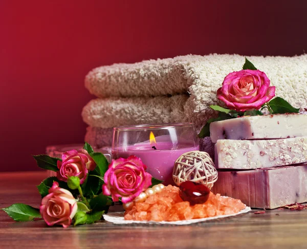 Ρυθμίσεις Spa με τριαντάφυλλα και το αλάτι στο μπολ, πετσέτα. κερί, σαπούνι για — Φωτογραφία Αρχείου