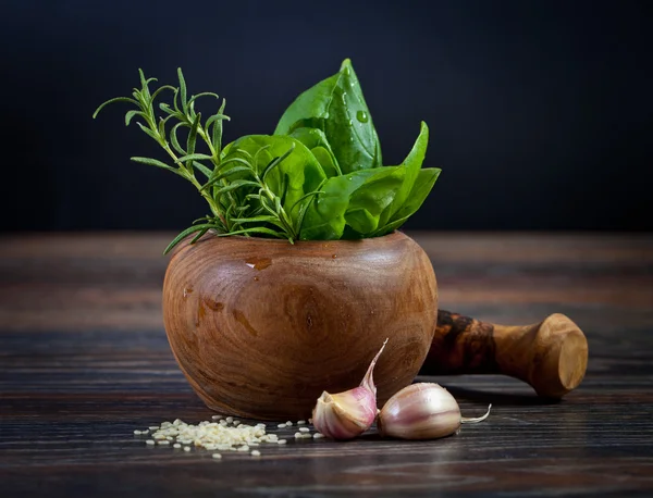 Macro composition of Italian cooking ingredients, garlic, rosema — Stock Photo, Image