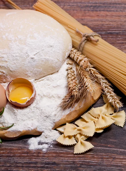 Ingredients for homemade pasta on wooden table on brown backgrou — Stock Photo, Image