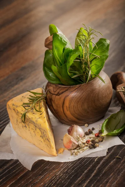 Macro composition of Italian cooking ingredients, garlic, rosema — Stock Photo, Image