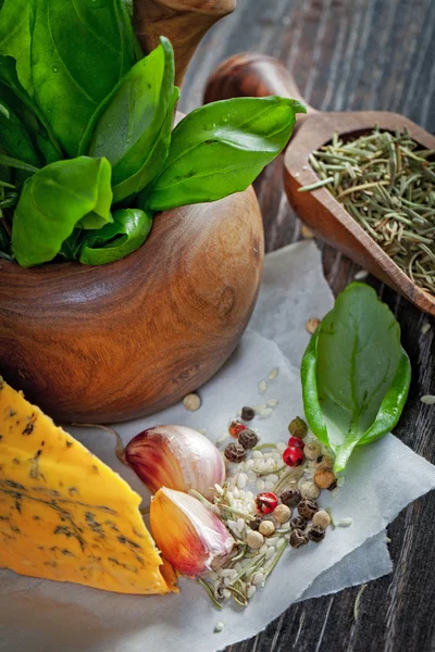 Macro composizione di ingredienti di cucina italiana, aglio, rosema — Foto Stock