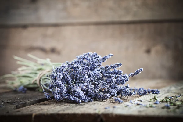 Bouquet de fleurs de lavande sur une vieille table en bois — Photo