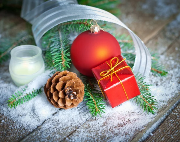 Decoração de Natal sobre fundo de madeira. — Fotografia de Stock