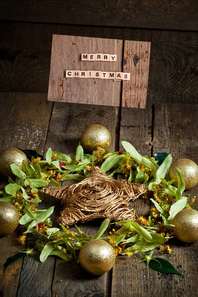 圣诞节组成用菩提树盛开的旧木制的桌子上 — 图库照片