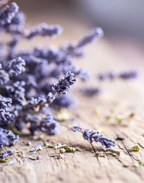 Massa lavendel blommor på ett gammalt bord av trä — Stockfoto