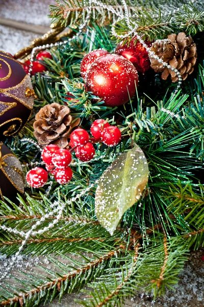 Decoração de Natal vermelho sobre fundo de madeira . — Fotografia de Stock