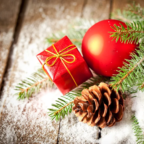 Decoración de Navidad sobre fondo de madera. — Foto de Stock