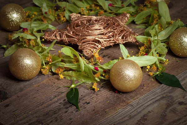 Рождественская композиция с липовым цветом на старом деревянном столе — стоковое фото