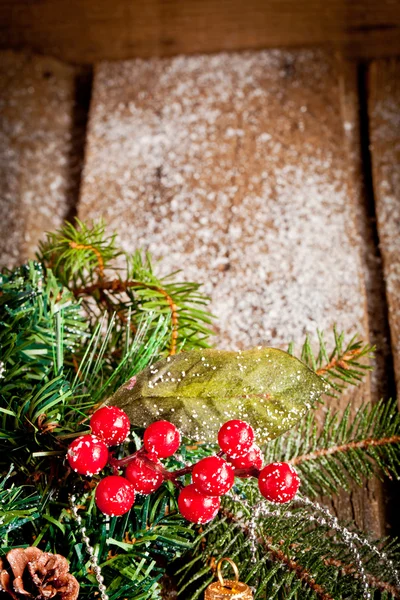 Decorazione di Natale rosso su sfondo di legno . — Foto Stock