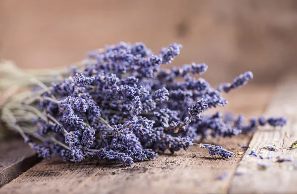 Ramo de flores de lavanda en una mesa de madera vieja —  Fotos de Stock