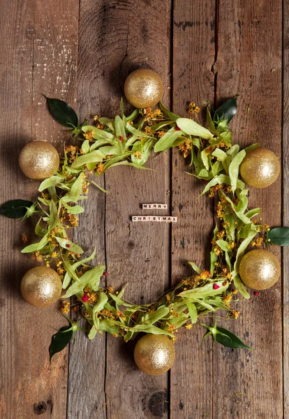 Weihnachtskomposition mit Lindenblüte auf altem Holztisch — Stockfoto