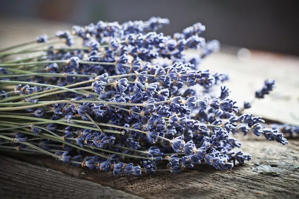 Bouquet de fleurs de lavande sur une vieille table en bois — Photo