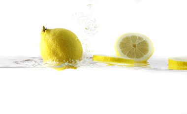 arka plan mavi suyun içinde limon içine kesilmeden sonra oluşturan baloncuklar