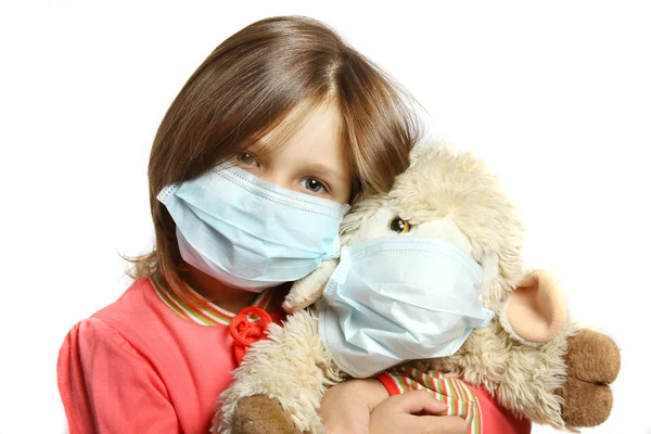 Petite fille avec jouet portant un masque de protection — Photo