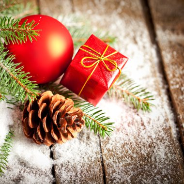 Ahşap arka planda Noel süslemesi.