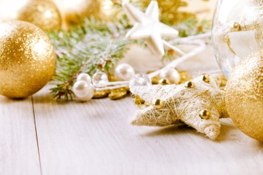 Ahşap arka planda Noel süslemesi.