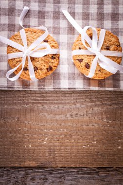 ahşap masa üstünde yığılmış Çikolata parçalı kurabiye