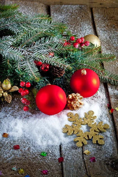 Czerwone świąteczne dekoracje na drewniane tła. — Zdjęcie stockowe