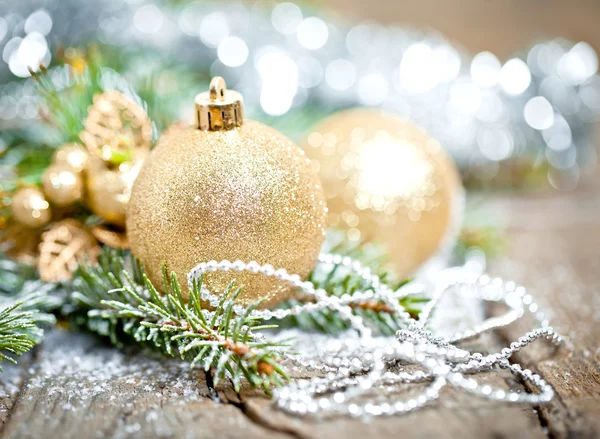 Vánoční dekorace přes dřevěné pozadí. — Stock fotografie
