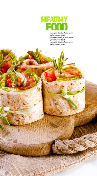 Lax lavash rullar med fräsch sallad leafs — Stockfoto