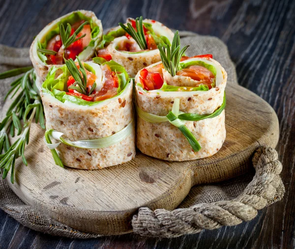 Rolos de lavado de salmão com folhas de salada frescas — Fotografia de Stock