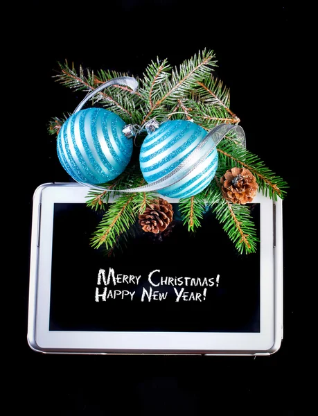 Tablet PC com decoração de Natal em preto — Fotografia de Stock