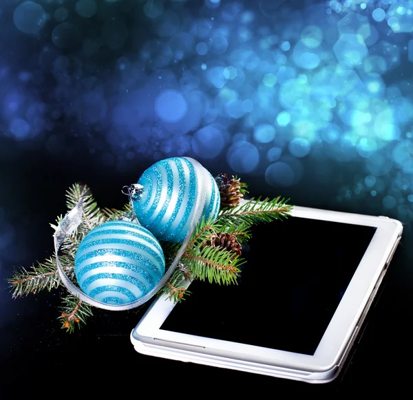 Počítač tablet pc s Vánoční dekorace na černém pozadí — Stock fotografie