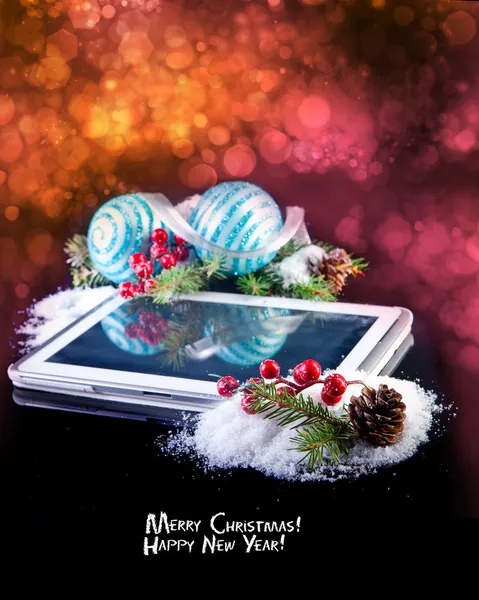 Tablette PC avec décoration de Noël sur noir — Photo