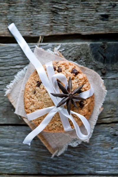 Gestapelde chocoladeschilferkoekjes op houten tafel — Stockfoto