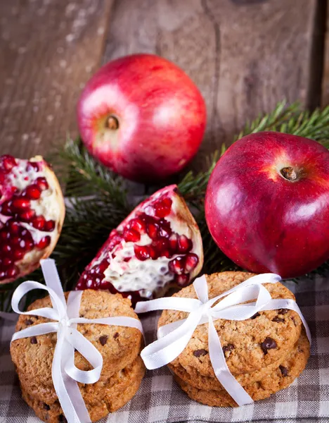 Nar meyve, kurabiye ve elma ahşap zemin üzerinde — Stok fotoğraf