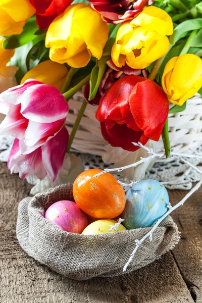 Flores de tulipa e ovos de páscoa — Fotografia de Stock