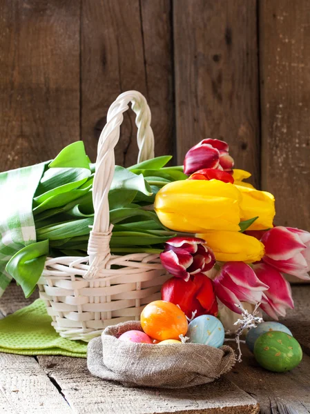 Tulipán květy a velikonoční vajíčka — Stock fotografie