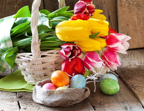 Flores de tulipa e ovos de páscoa — Fotografia de Stock