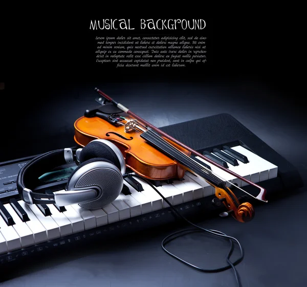 小提琴、 钢琴键和耳机 — 图库照片
