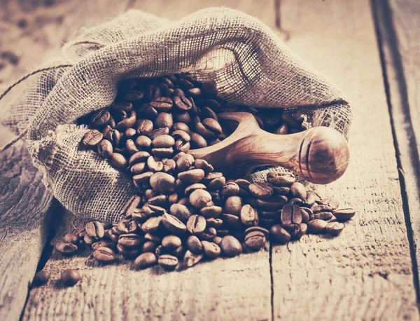 Kávová zrna a lopatu — Stock fotografie
