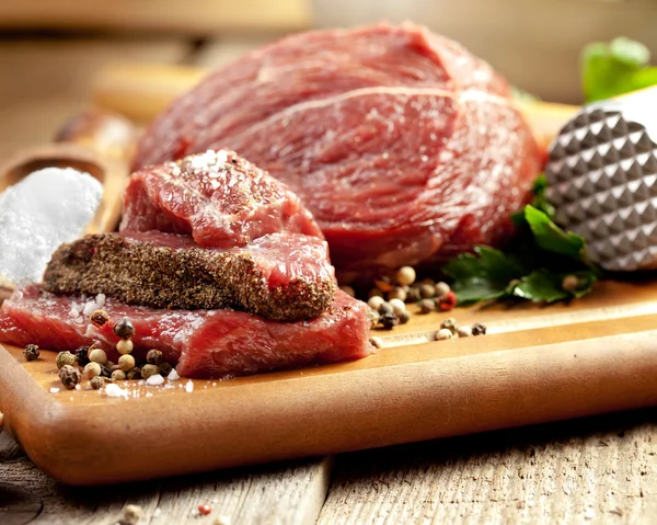 Raw meat with herbs — Stock Photo, Image