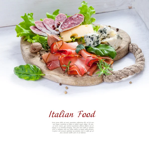 Prosciutto au salami, fromage et basilic — Photo