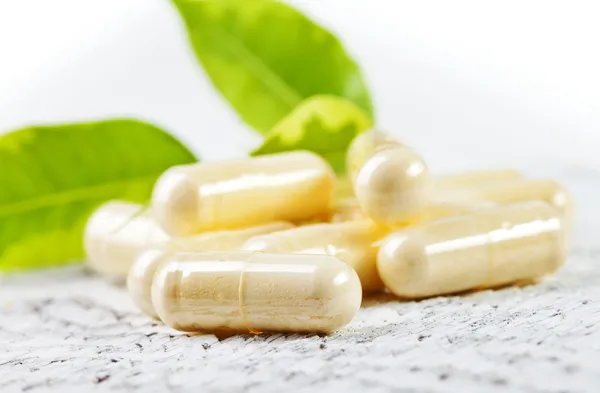 Capsules op witte achtergrond. — Stockfoto