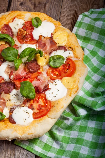 Pizza com salame, tomate e presunto — Fotografia de Stock