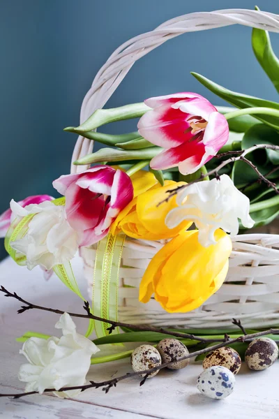 Tulipan kwiaty i przepiórcze jaja — Zdjęcie stockowe