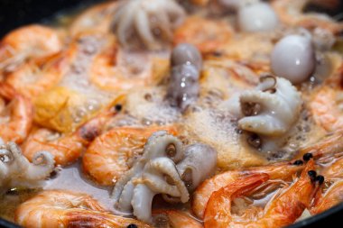 İki çeşit taze deniz ürünleri karidesi, ahtapot.