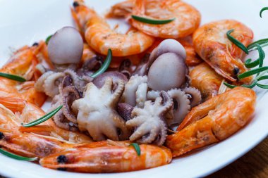 İki çeşit taze deniz ürünleri karidesi, ahtapot.
