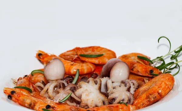 İki çeşit taze deniz ürünleri karidesi, ahtapot.