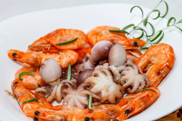 İki çeşit taze deniz ürünleri karidesi, ahtapot.